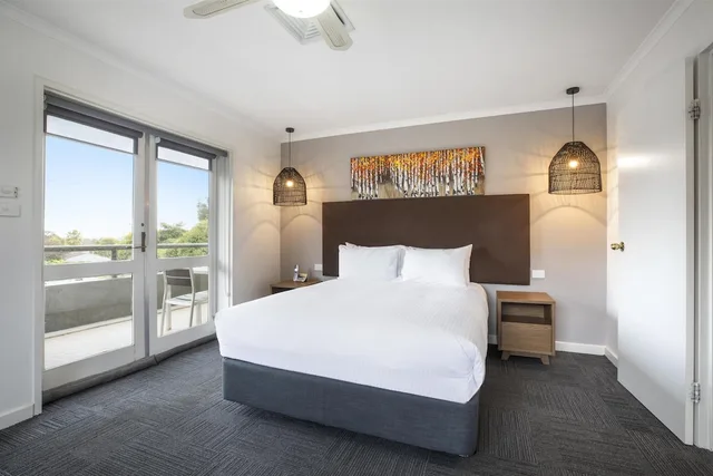 غرفة تنفيذية بسريرين منفصلين وسرير كوين بغرفتي نوم مع أريكة، Doncaster Apartments by Nightcap Plus 1/10
