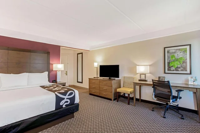 غرفة تنفيذية بسرير كينج مع أريكة، La Quinta Inn Suites Panama City 1/4