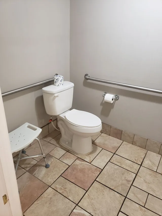 غرفة بسرير كينج لذوي الإعاقة، Travelodge by Wyndham Traverse City MI 8/10