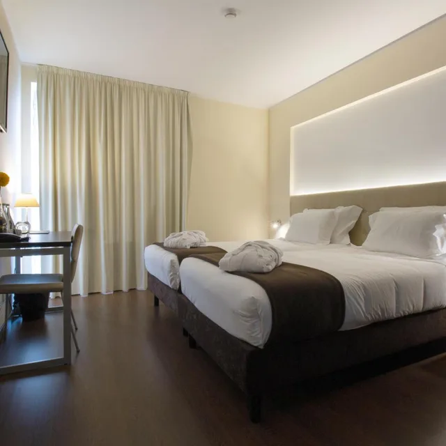 غرفة بسريرين منفصلين بشرفة، In Gold Hotel & Spa 1/6