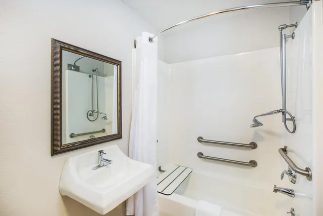 جناح بسرير كينج لذوي الإعاقة، Holiday Inn Express Hotel & Suites Bellevue-Omaha Area 2/2
