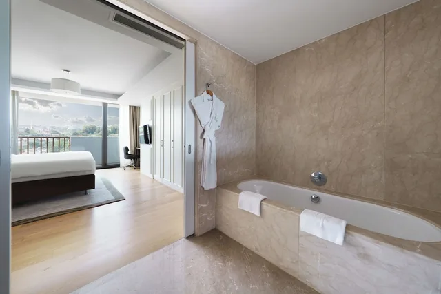 غرفة بسريرين مزدوجين بإطلالة على المرسى بغرفتي نوم، The Grand Tarabya Managed by Accor 5/6