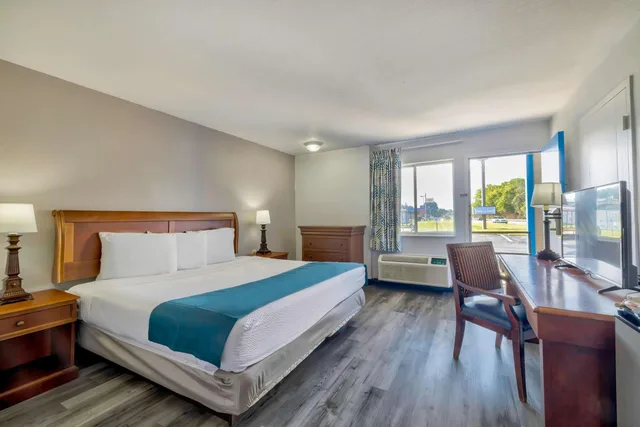 1 King Bed - Mobil Access Tub Nsmk Micfridg، Motel6 Harrisburg, PA – Near PA Expo Center 1/10
