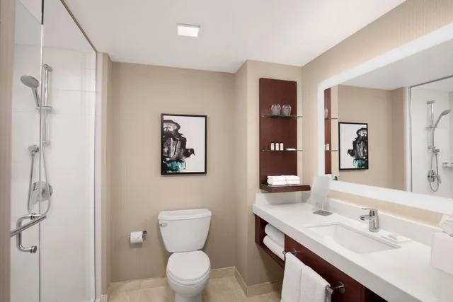 Guest Room, King Bed, 2 Queen Beds, Partial Lake View، Delta Hotels By Marriott Thunder Bay 2/5