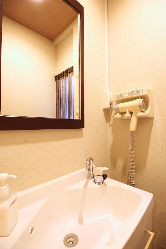 سكن مشترك مختلط قياسي بأربعة أسرّة وسريرين، K's House Tokyo Oasis 4/7