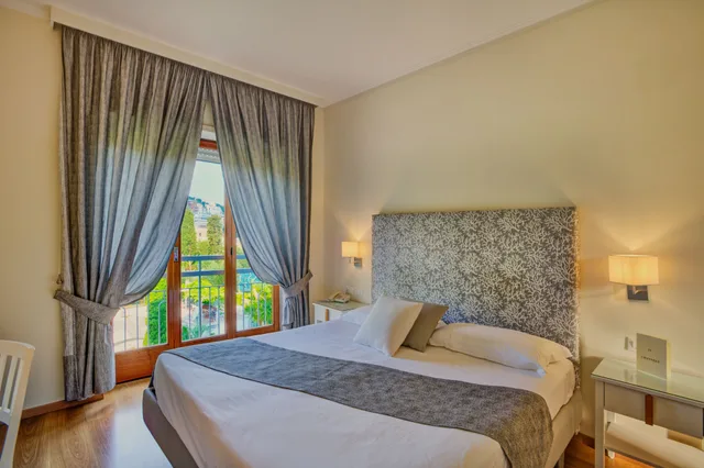 غرفة بسرير مزدوج أو سريرين منفصلين بإطلالة على الحديقة، Hotel Regina Sorrento 1/10