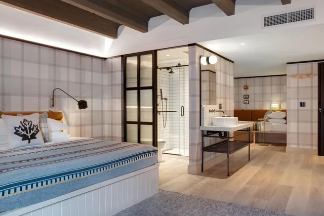 غرفة بسرير كينج وسرير بطابقين، Moxy Banff 3/6