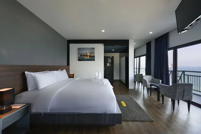 غرفة ديلوكس بسرير كينج بإطلالة على البحر بغرفة نوم واحدة، The Loft Seaside Sriracha Hotel 1/2