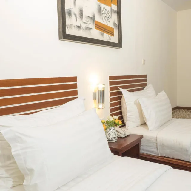 غرفة بسريرين منفصلين بحمام مشترك، d primahotel Melawai Blok M 5/5