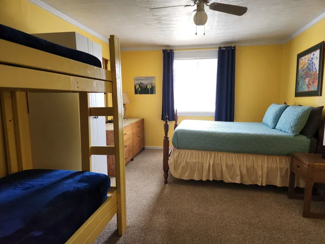 غرفة عائلية بسريرين منفصلين بحمام خاص، Inn the Clouds Hostel & Inn 2/4