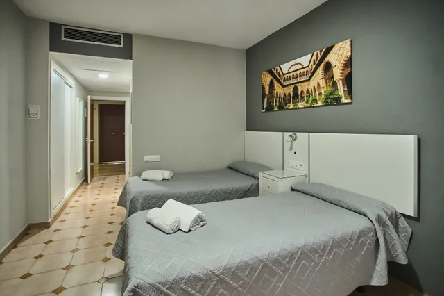 غرفة قياسية بسريرين منفصلين، Resitur Apartamentos Turisticos En Seville 1/7