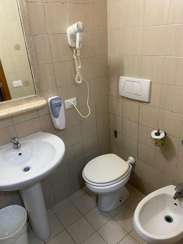 غرفة رباعية، Hotel Center 2 3/5