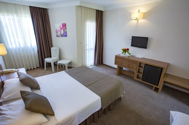 غرفة ثلاثية بسرير مزدوج وسرير فردي بإطلالة على الحديقة في الملحق، Melis Otel 4/10