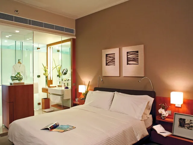 Standard, Queen Bed, Novotel Citygate Hotel Hong Kong 2/8