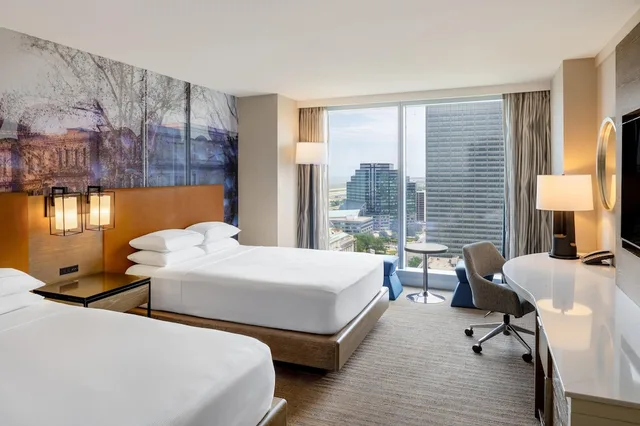 غرفة بسريرين كوين مع دخول صالة النادي، Hilton Cleveland Downtown 1/3