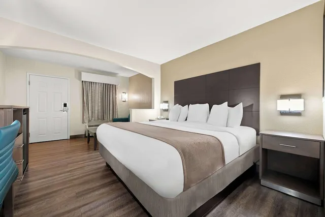 غرفة قياسية بسرير كينج مع أريكة للمدخنين، Best Western Catalina Inn 2/5