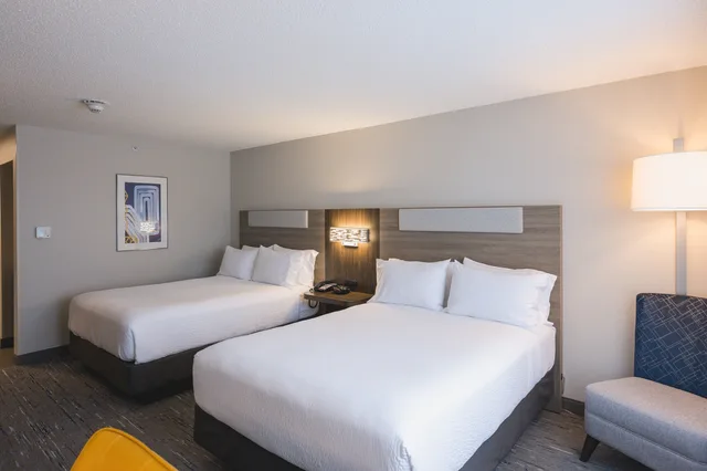 غرفة قياسية بسريرين كوين، Holiday Inn Express & Suites Marquette, an IHG Hotel 2/5