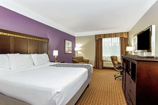 Room, King Bed, La Quinta Inn Suites Cleburne 2/3