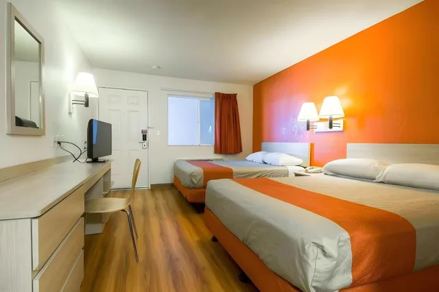 2 Full Beds - ADA/RI Shower/Mini Fridge، Motel6 Rancho Mirage CA Palm Springs 1/6