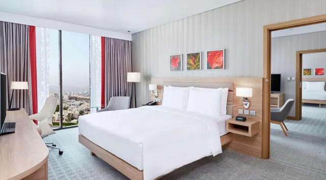 غرفة متصلة عائلية بسرير كينج وسريرين منفصلين، Hilton Garden Inn Muscat Al Khuwair 1/8