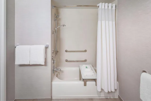 غرفة بسرير كينج بشرفة بحوض استحمام لذوي الإعاقة، Courtyard Fort Lauderdale East Lauderdale By the Sea 7/7