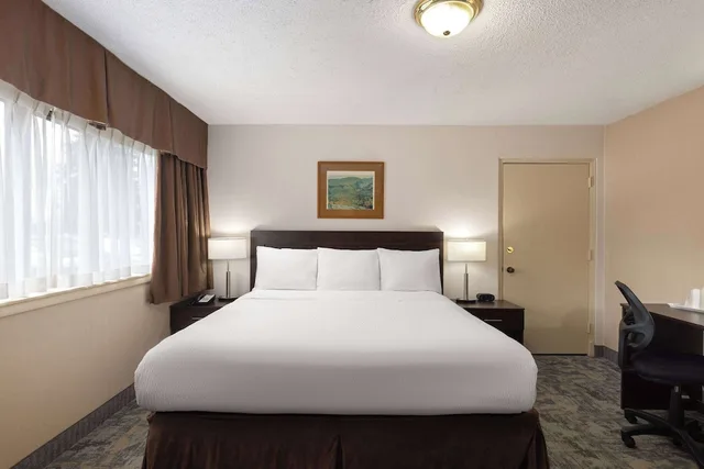 غرفة بزنس بسرير كينج، Travelodge by Wyndham Thunder Bay 3/9