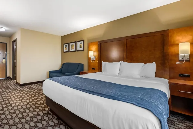 غرفة مفردة بسرير كينج مع أريكة، Comfort Inn Story City 2/6