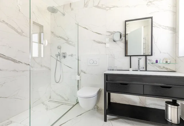 غرفة بسرير كينج بحوض جاكوزي، Brown Beach House Design Hotel 4/5
