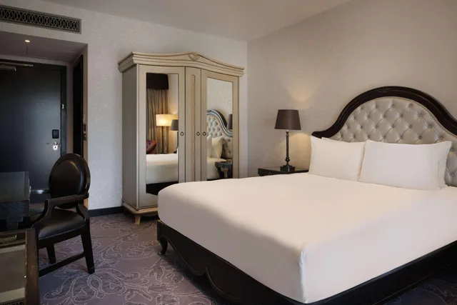 Queen Guest Room W/Balcony، Hilton London Syon Park 1/4