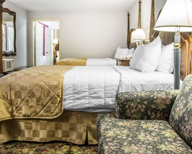 Leisure, Suite, 3 Queen Beds، Clarion Hotel Mackinaw City Beachfront 2/2