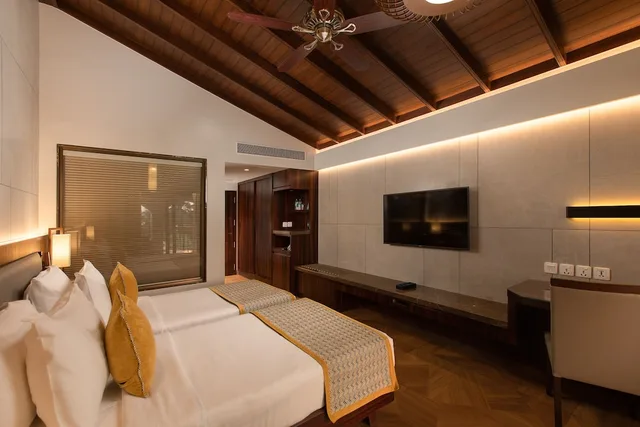 غرفة بسرير مزدوج بإطلالة على البحر مع دخول صالة النادي، Kenilworth Resort and Spa Goa 3/4