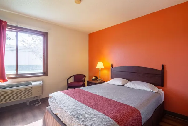 غرفة بسرير كوين لغير المدخنين، Motel6 Saukville, WI 4/10