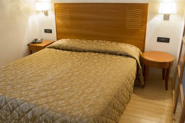 Standard, Double or Twin Bed, Continental 7/9