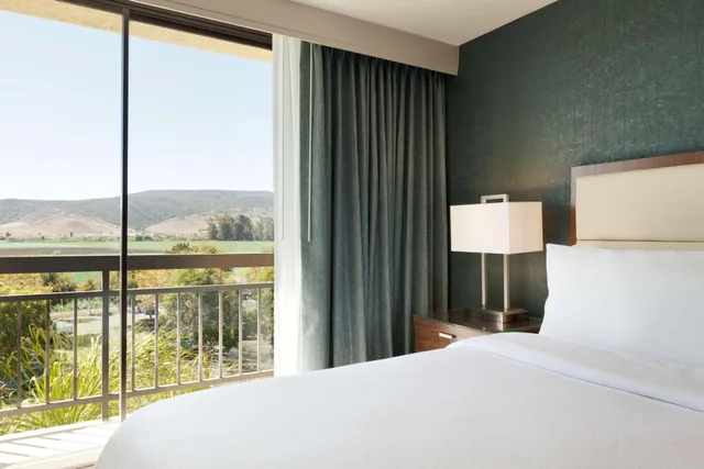 2 Rooms, Executive, Suite, King Bed, Embassy Suites By Hilton San Luis Obispo 2/2