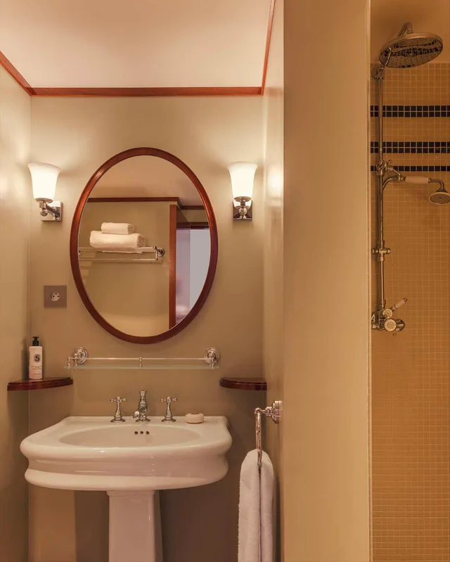 Connecting, Hotel des Grands Voyageurs 3/3