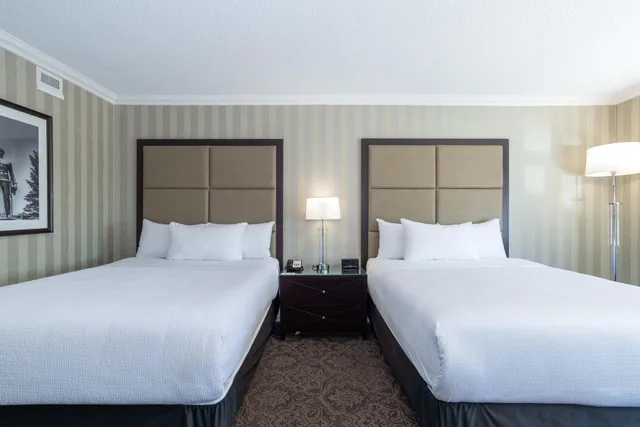غرفة بريميوم بسريرين كوين، Sandman Signature Edmonton Downtown Hotel 1/4