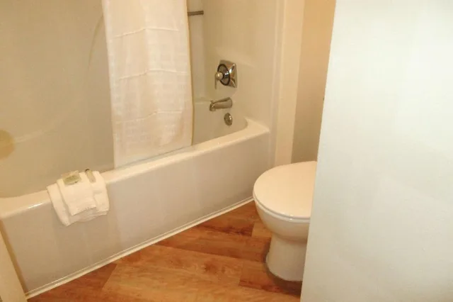 غرفة بسريرين مزدوجين، Quality Inn & Suites Raleigh Durham Airport 3/3
