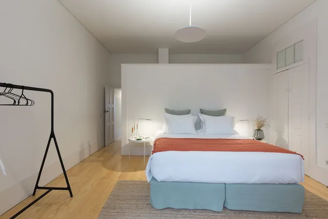 شقة ديلوكس بسرير كينج بإطلالة على المدينة بشرفة بغرفة نوم واحدة، B28 Apartments 3/5