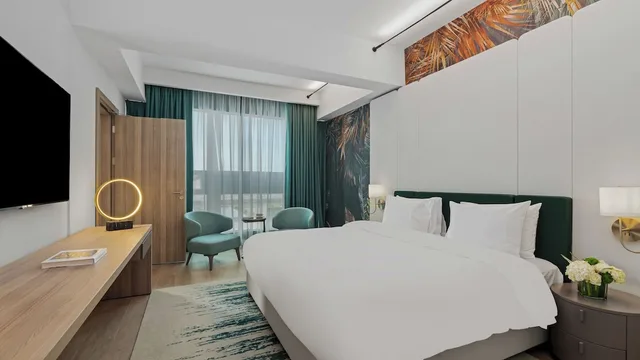 جناح ديلوكس بسرير كينج بإطلالة على المسبح، فندق ومنتجع مكارم النخيل(Rixos Obhur Jeddah Resort & Villas) 4/6