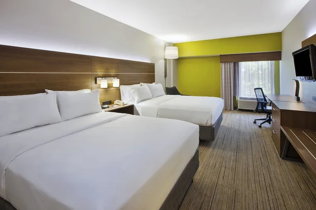 غرفة قياسية بسريرين كوين، Holiday Inn Express Hotel And Suites Cincinnati Northeast Milford 1/6