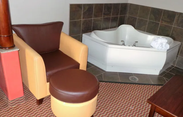 جناح بسرير كينج بجاكوزي، Red Roof Inn and Suites Detroit - Melvindale / Dearborn 4/4