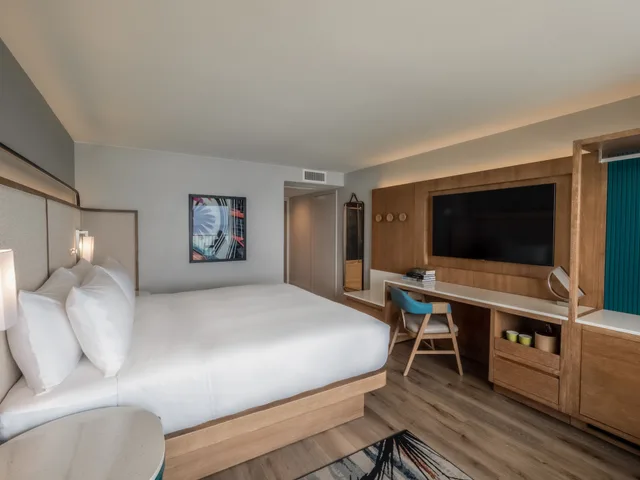 غرفة بريميوم بسرير كينج بإطلالة على البحر، Crowne Plaza Resort Guam 1/10