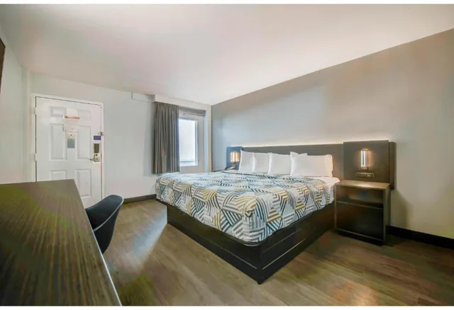 1 King Bed - Non-Smoking, Micfridge، Motel6 Atlanta, GA - Midtown 3/5