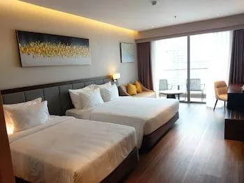 غرفة ديلوكس ثلاثية بسريرين مزدوجين بشرفة بغرفة نوم واحدة، Annova Nha Trang Hotel 1/1