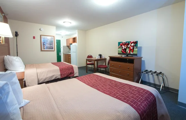 جناح بسريرين مزدوجين بمطبخ صغير لذوي الإعاقة، Red Roof Inn And Suites Dickinson 2/8