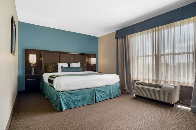 جناح بسرير كينج مع أريكة بمنطقة جلوس، Best Western Plus Tallahassee North Hotel 1/6