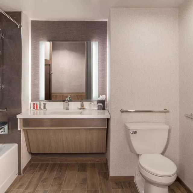 غرفة بسريرين كوين بحوض استحمام لذوي الإعاقة، Dallas Marriott Downtown 8/9