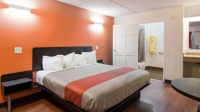 غرفة قياسية بسرير كينج للمدخنين، Motel6 Richmond, VA - Midlothian Turnpike 7/10