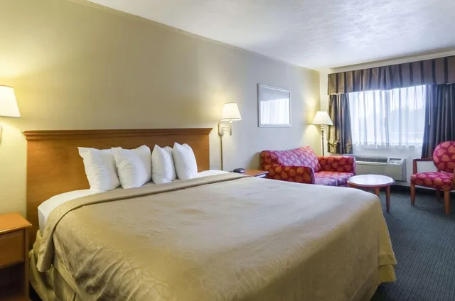 Room, King Bed, SureStay Hotel by Best Western Summersville 2/3