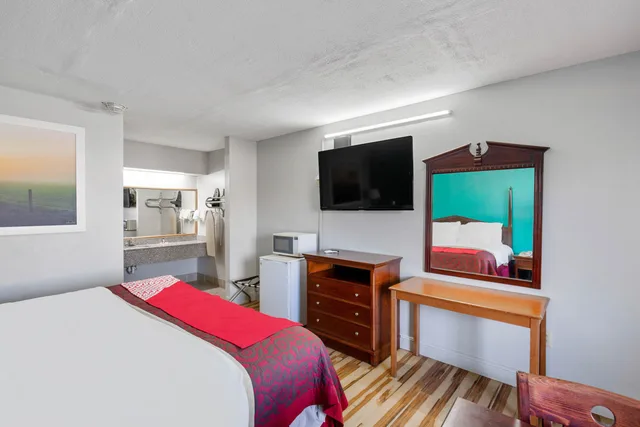 King Bed Smoking with Jetted Tub, Hotel O Columbia Downtown near I-65 1/4